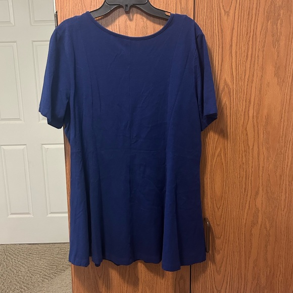 D & CO. ESSENTIALS WOMENS MEDIUM NAVY BLUE SHORT SLEEVE TOP - Picture 2 of 4